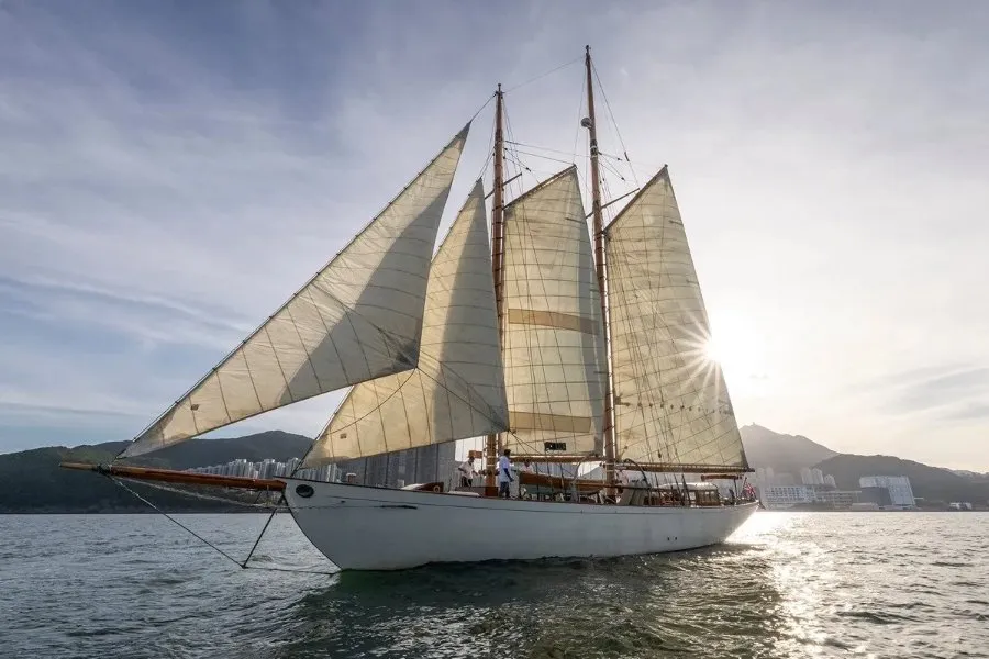 So Fong under sail